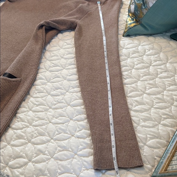 AGB Taupe Ribbed Knit Top with Leather-Look Front Pocket Accents Long Sleeves XL - Picture 7 of 9